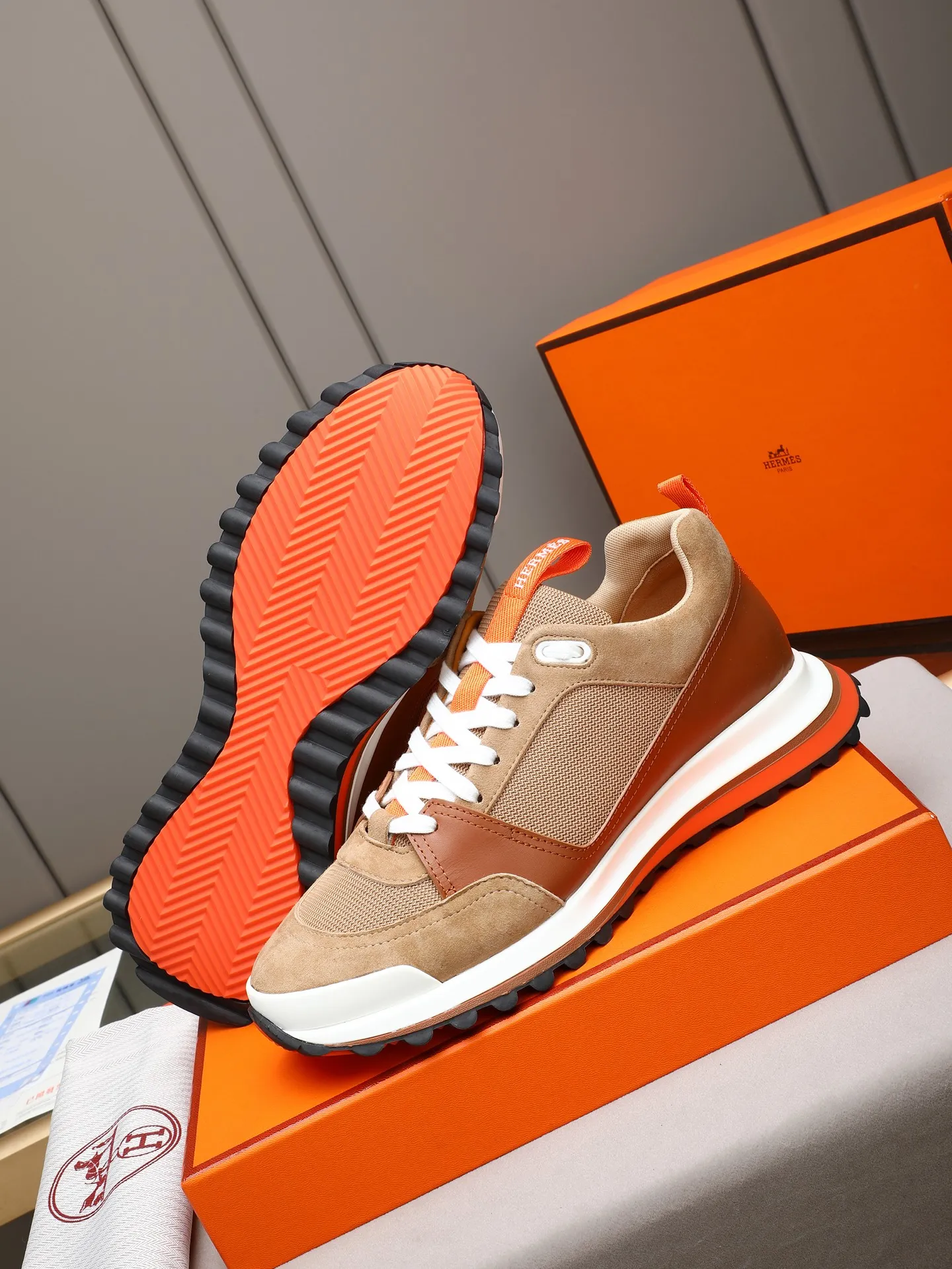 PP680【Hermes】fe new arrival~New Bouncing sneakers are the most comfortable shoes from Hermès. They are extremely light on the feet and look great. You won’t feel tired even when you go shopping and running around. 👍Very light and comfortable. Extremely light. Perfect for both sports and leisure. They feel great when you step on them! It’s up to you to choose, there’s always what you want~ ✔️Fabric: Imported first-layer cowhide ✔️Inner lining: Imported water-dyed cowhide ✔️Outsole: Seamless combination of IP+TPU (multi-color letters) German technology irradiation machine ✔️Code number: Male 38-44 (45 customized)